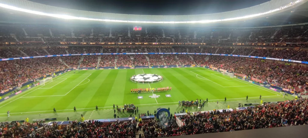 Denis García Pérez scout datos deportivos presenciando partido de futbol